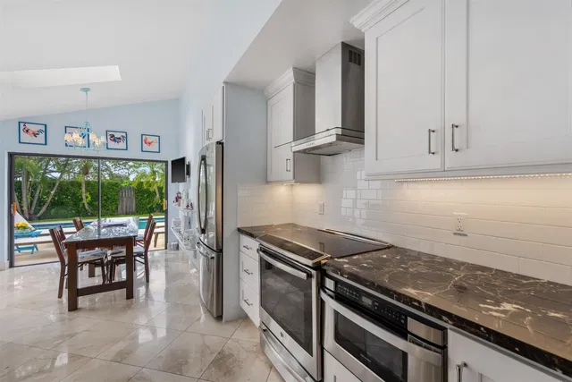 Windsor Way Residence photo 18