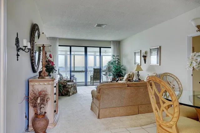 Unit C305 photo 3