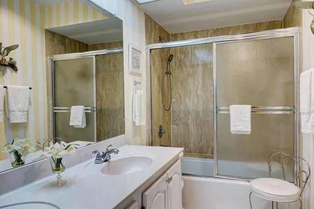 Unit C305 photo 13