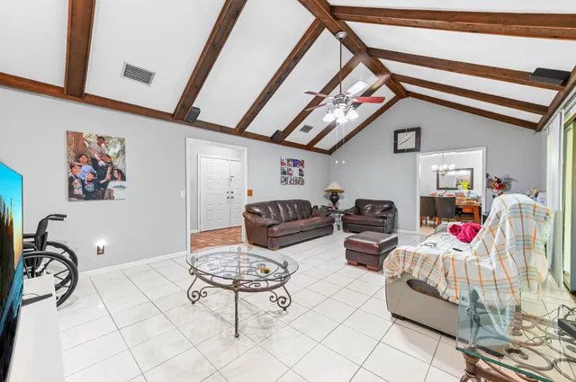 Residence photo 16