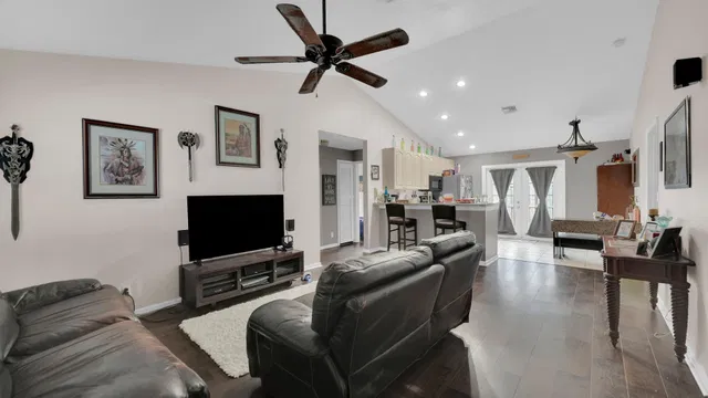  Residence photo 20