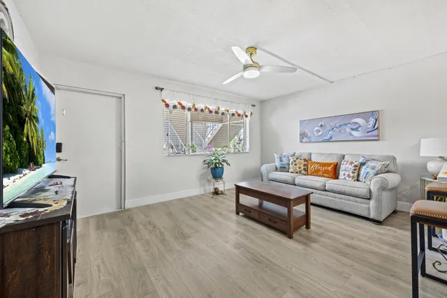 Unit 202 photo 4