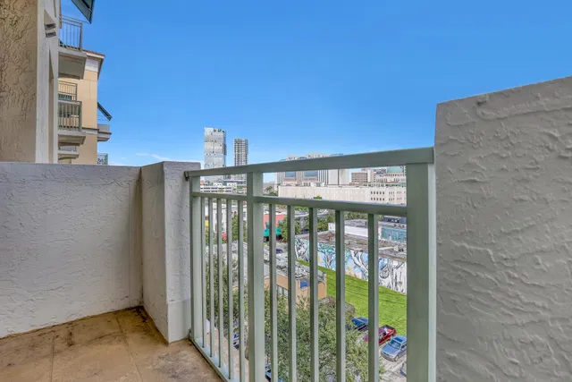 610 Clematis Unit 618 photo 25