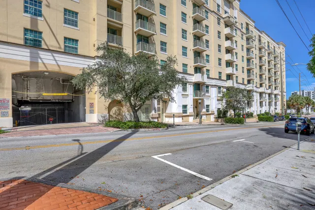 610 Clematis Unit 618 photo 44