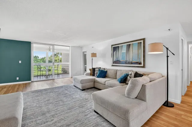 Unit 220 photo 4