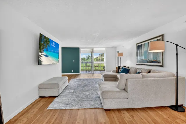 Unit 220 photo 7