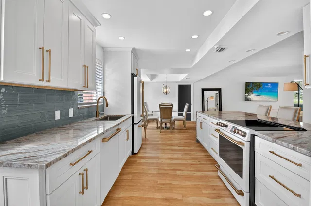Unit 220 photo 8