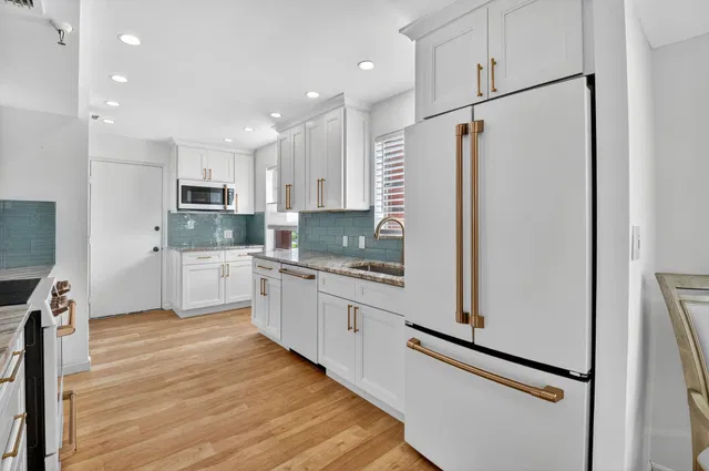 Unit 220 photo 15