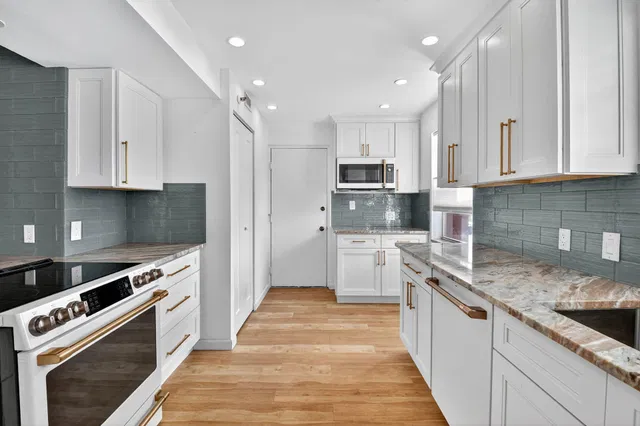 Unit 220 photo 16