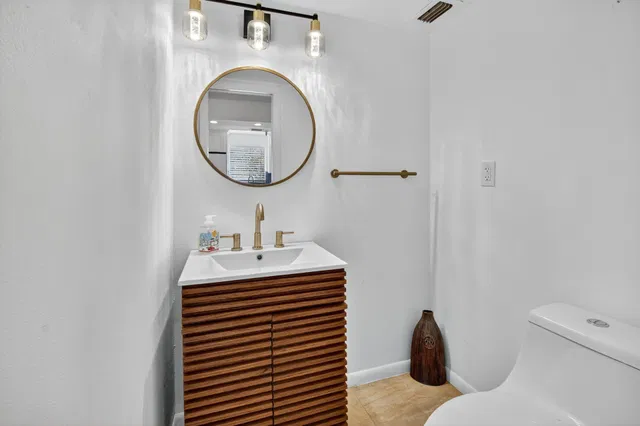 Unit 220 photo 18