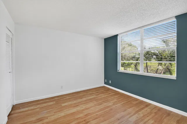 Unit 220 photo 22