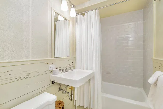 Royal Park Unit 1 photo 16