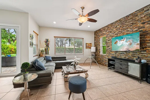 Residence photo 3
