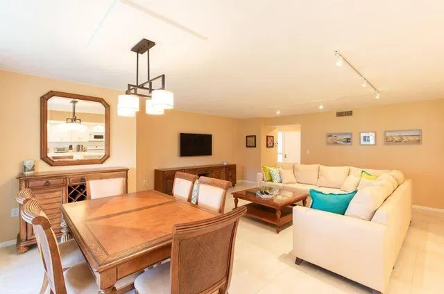 Unit E2 photo 11