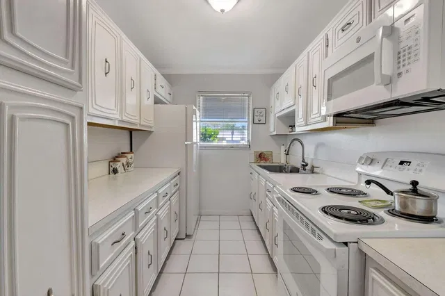  Unit Apt B photo 6