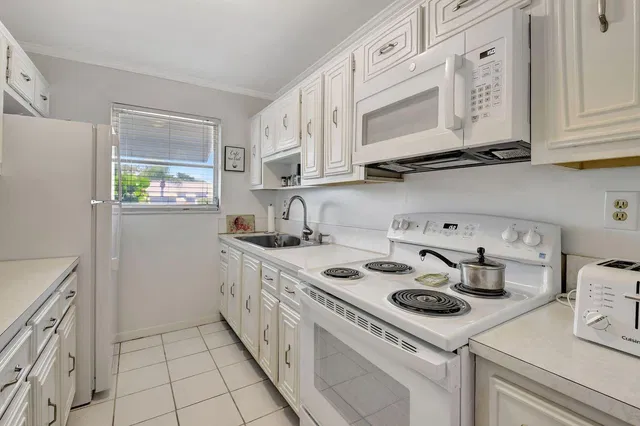  Unit Apt B photo 8