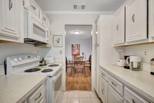  Unit Apt B photo 9