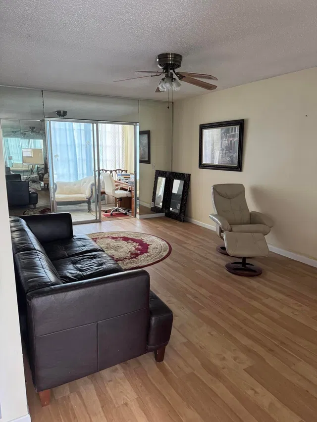 Unit 215 photo 4