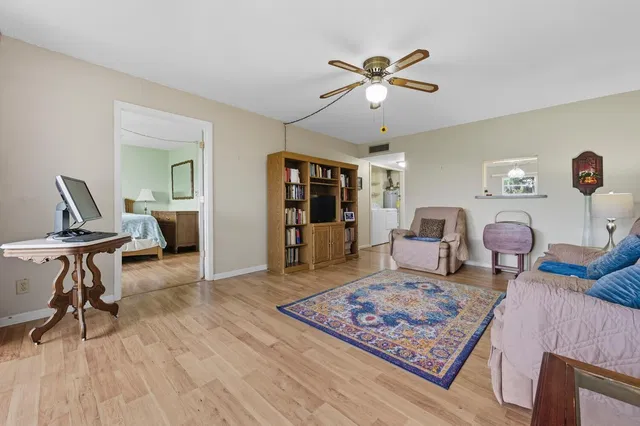 Unit 14 photo 16