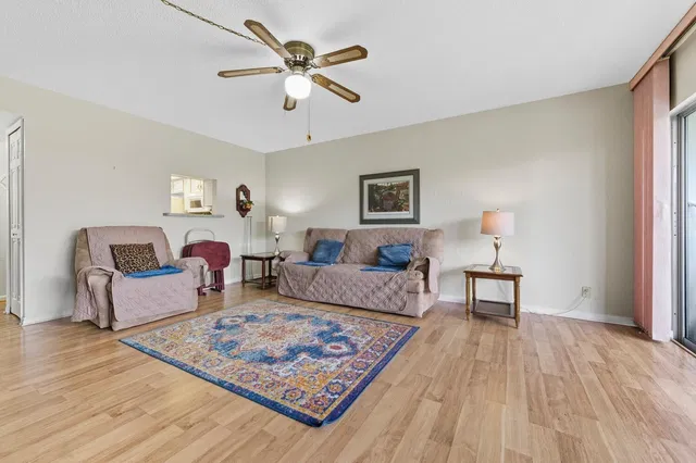 Unit 14 photo 17