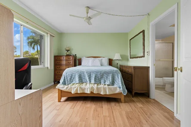 Unit 14 photo 18