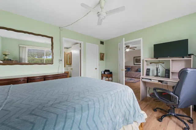 Unit 14 photo 20