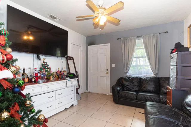 Residence photo 18