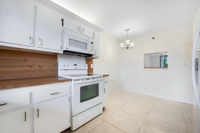 Unit 405 photo 3