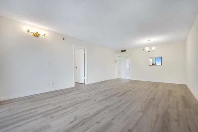 Unit 405 photo 10