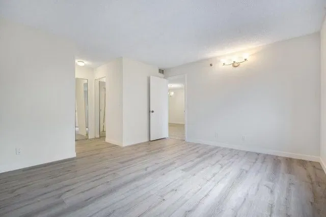 Unit 405 photo 14