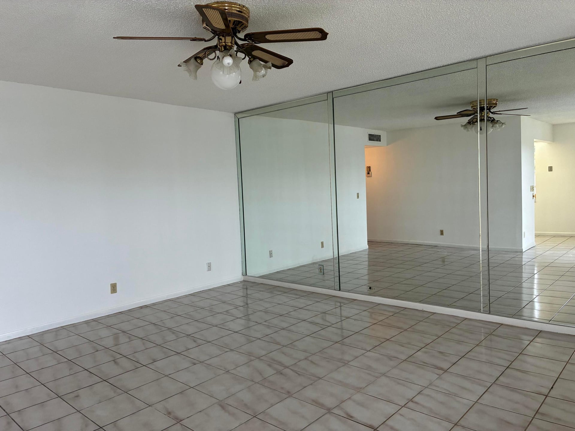 Unit 574 photo 8