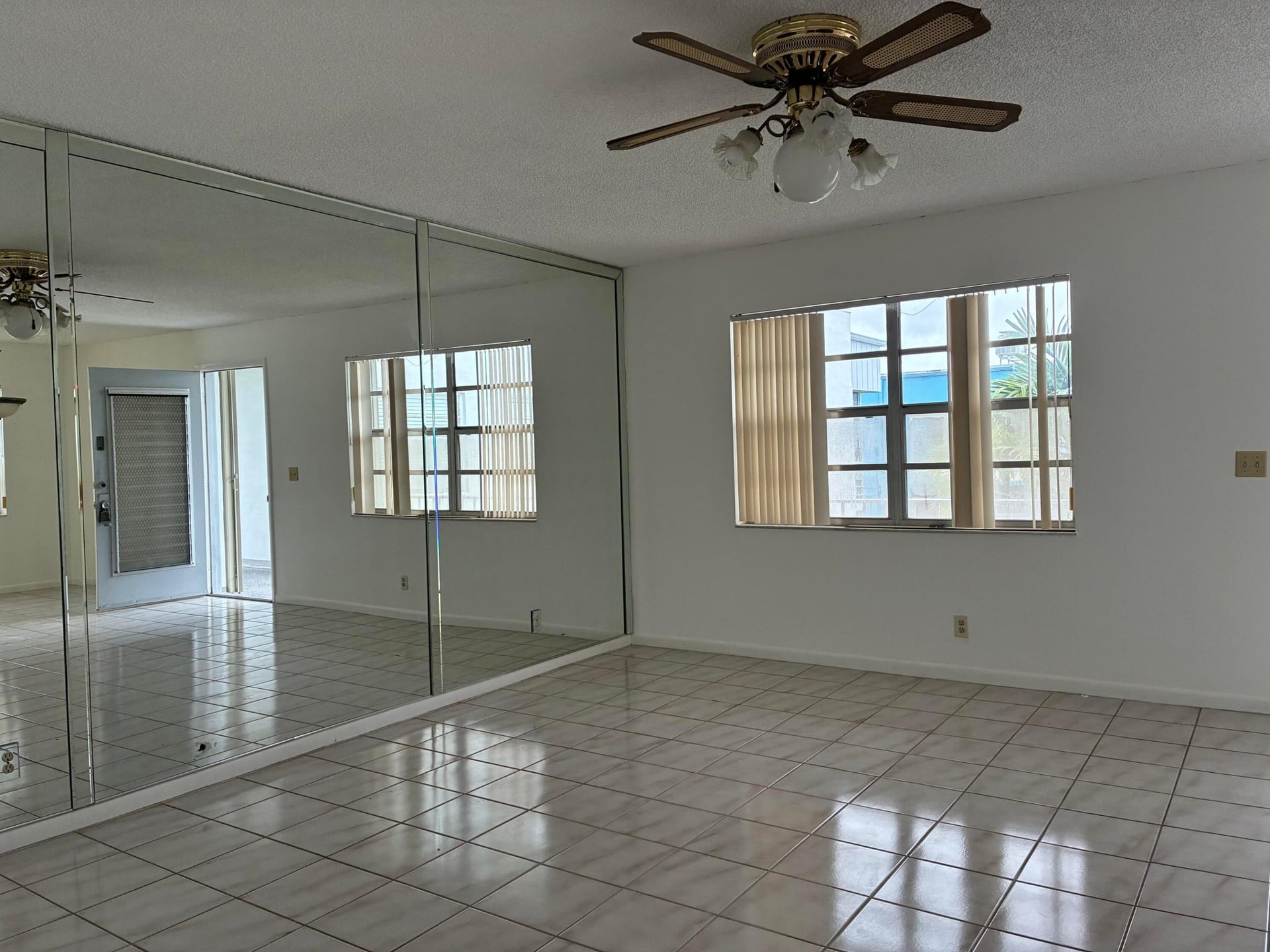 Unit 574 photo 11