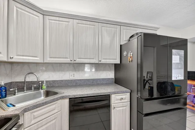 Unit B1 photo 18