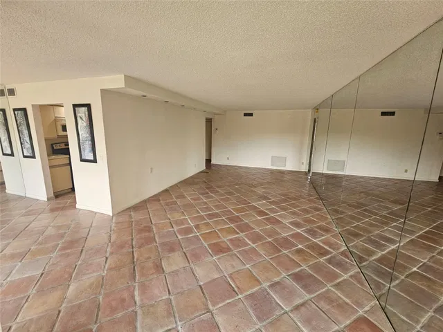 Unit 303 photo 5