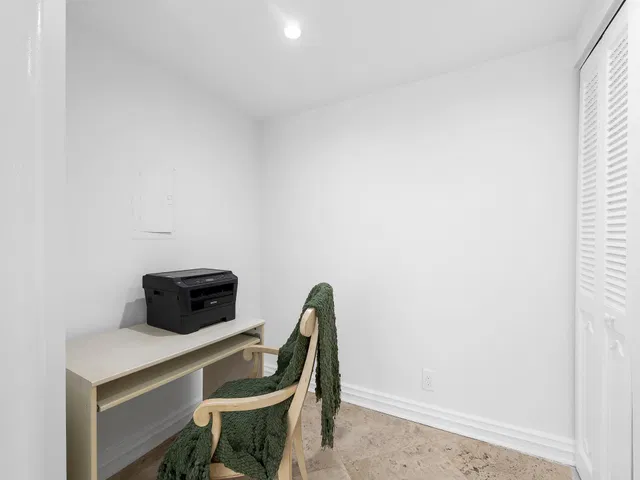 Trafalgar Unit 304 photo 25