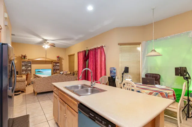 Residence photo 12