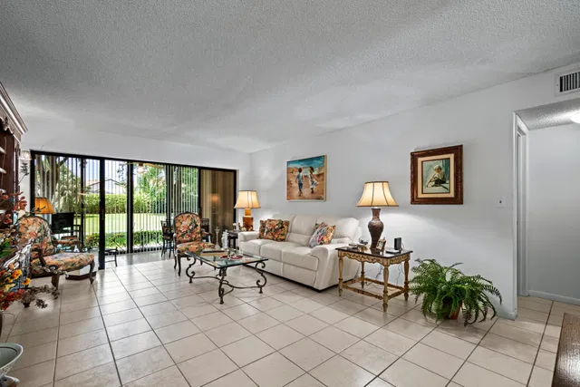 Unit 512 photo 11