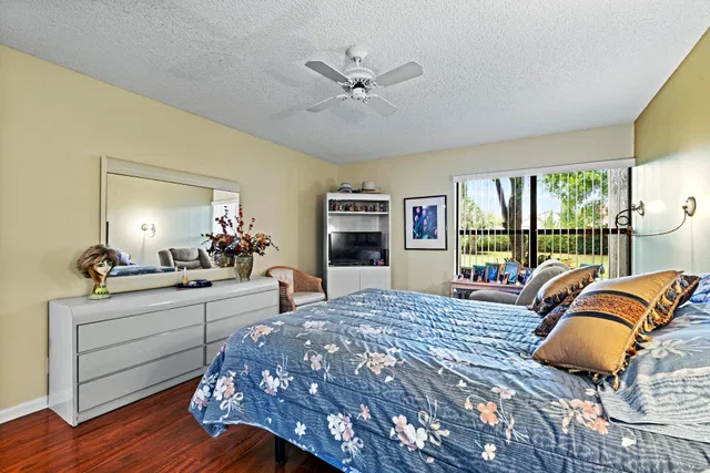 Unit 512 photo 20