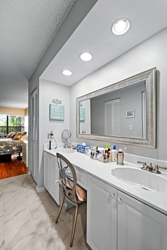 Unit 512 photo 23