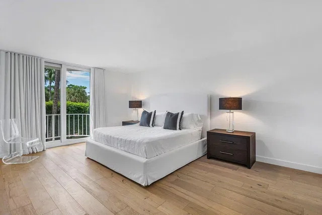 Winthrop House Condos Unit 220 photo 9