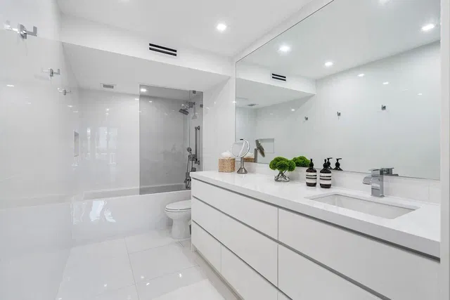 Winthrop House Condos Unit 220 photo 10