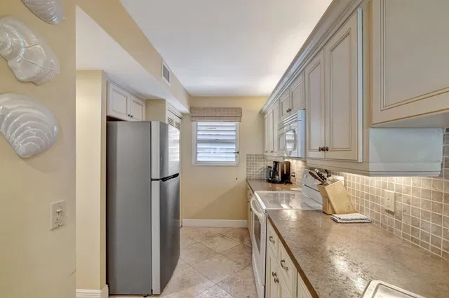 Unit 402 photo 13