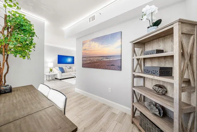 The Strand Unit 1115 photo 12
