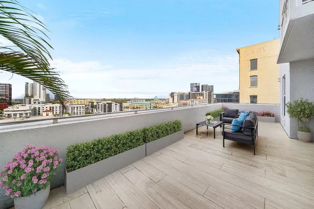 The Strand Unit 1115 photo 22