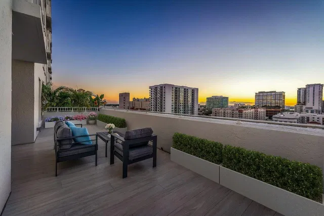 The Strand Unit 1115 photo 32