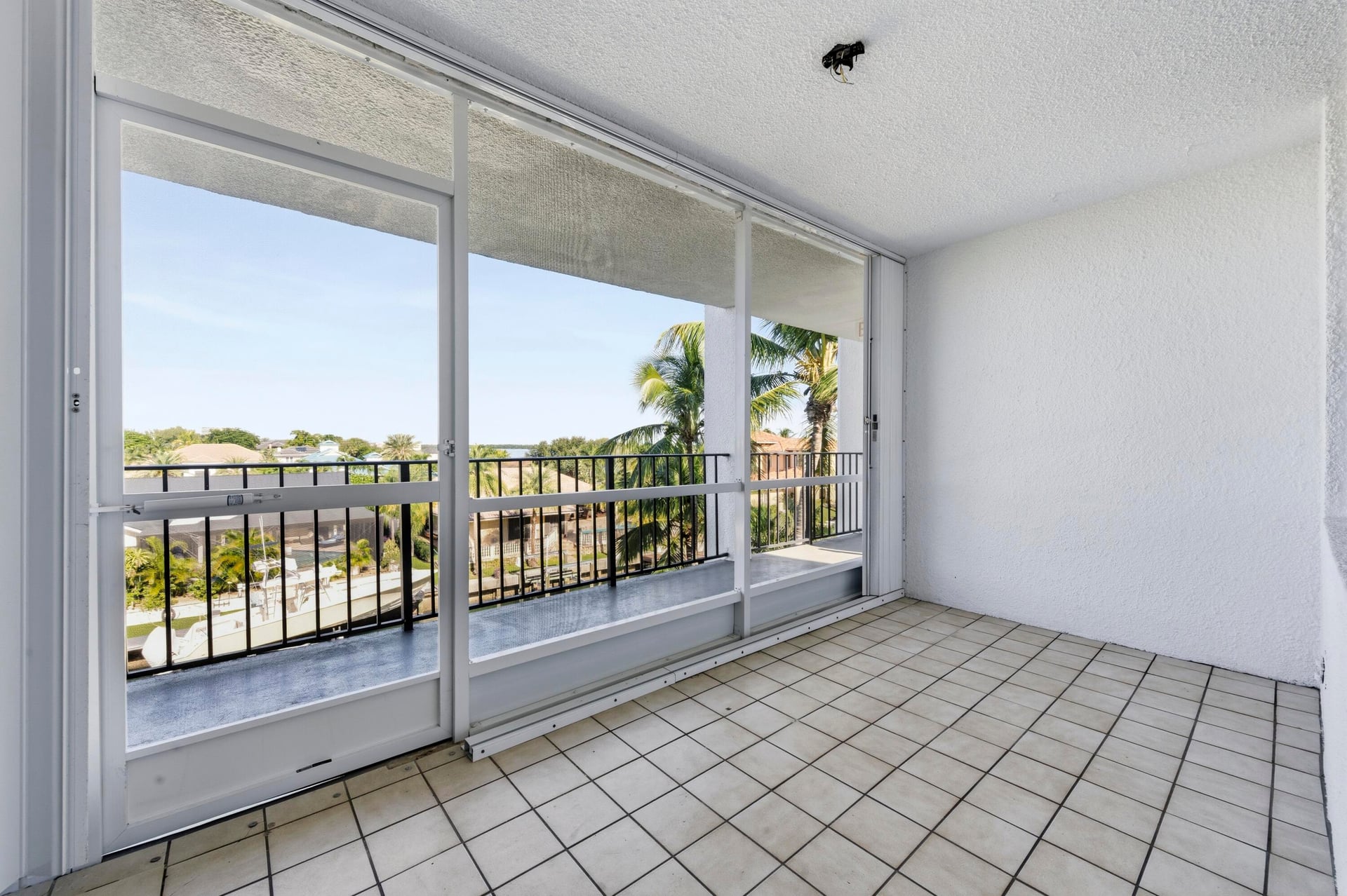  Unit 415 photo 4