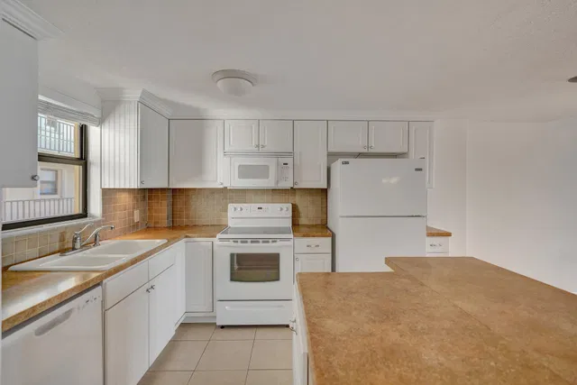 Unit 410 photo 5