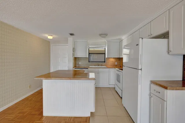 Unit 410 photo 6