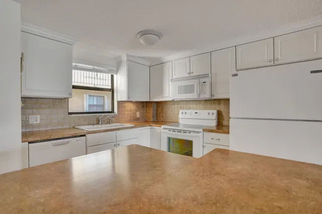 Unit 410 photo 7