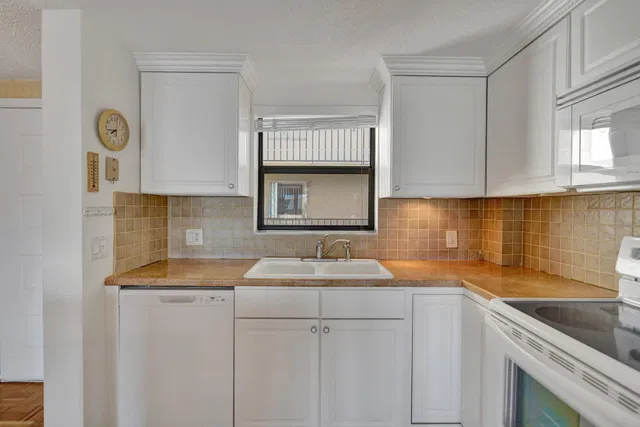 Unit 410 photo 10